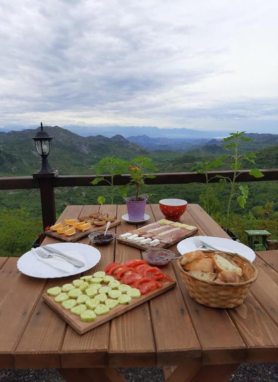 Camp Oaza,Lipa Hotell Cetinje Exteriör bild