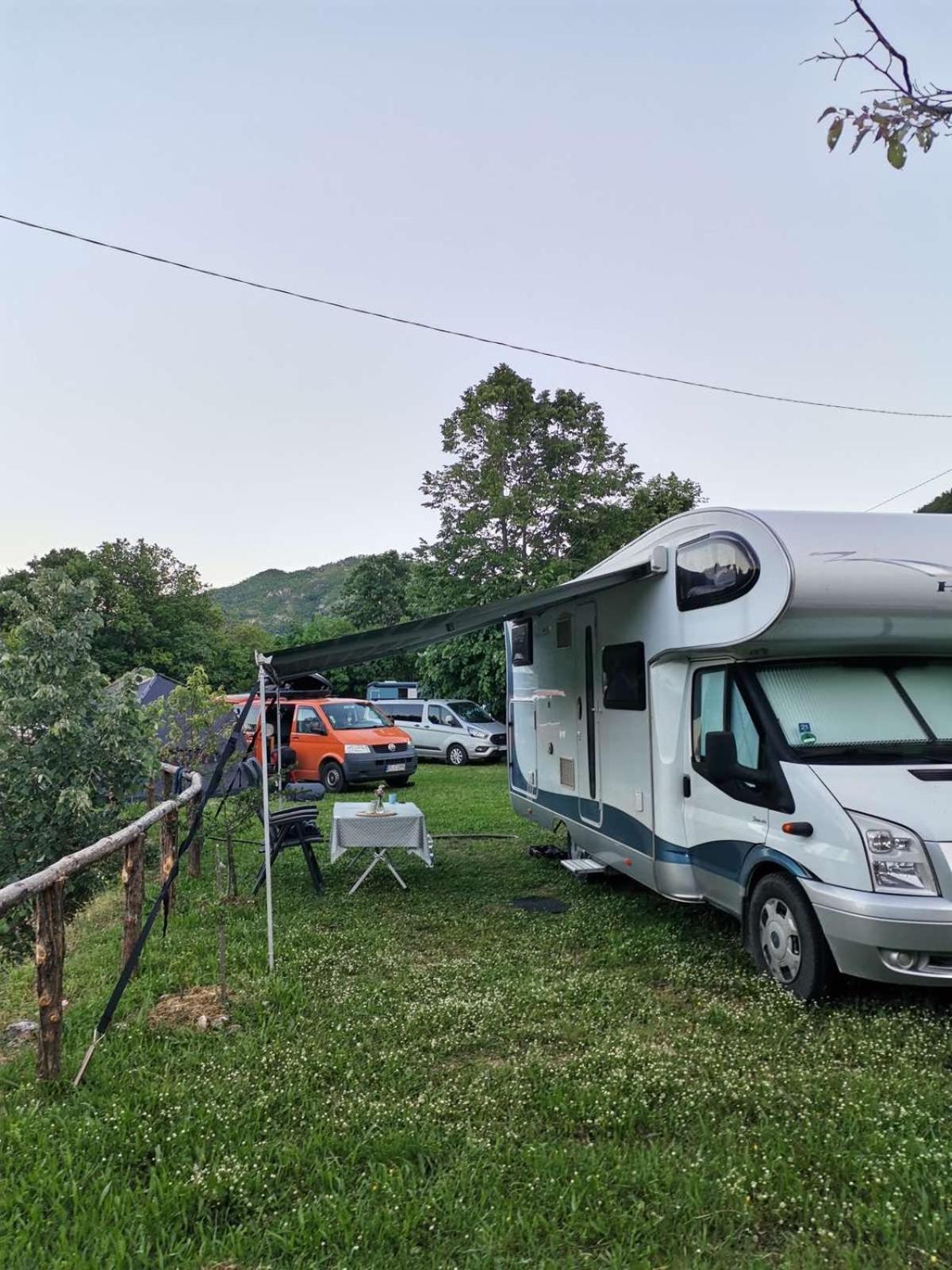 Camp Oaza,Lipa Hotell Cetinje Exteriör bild