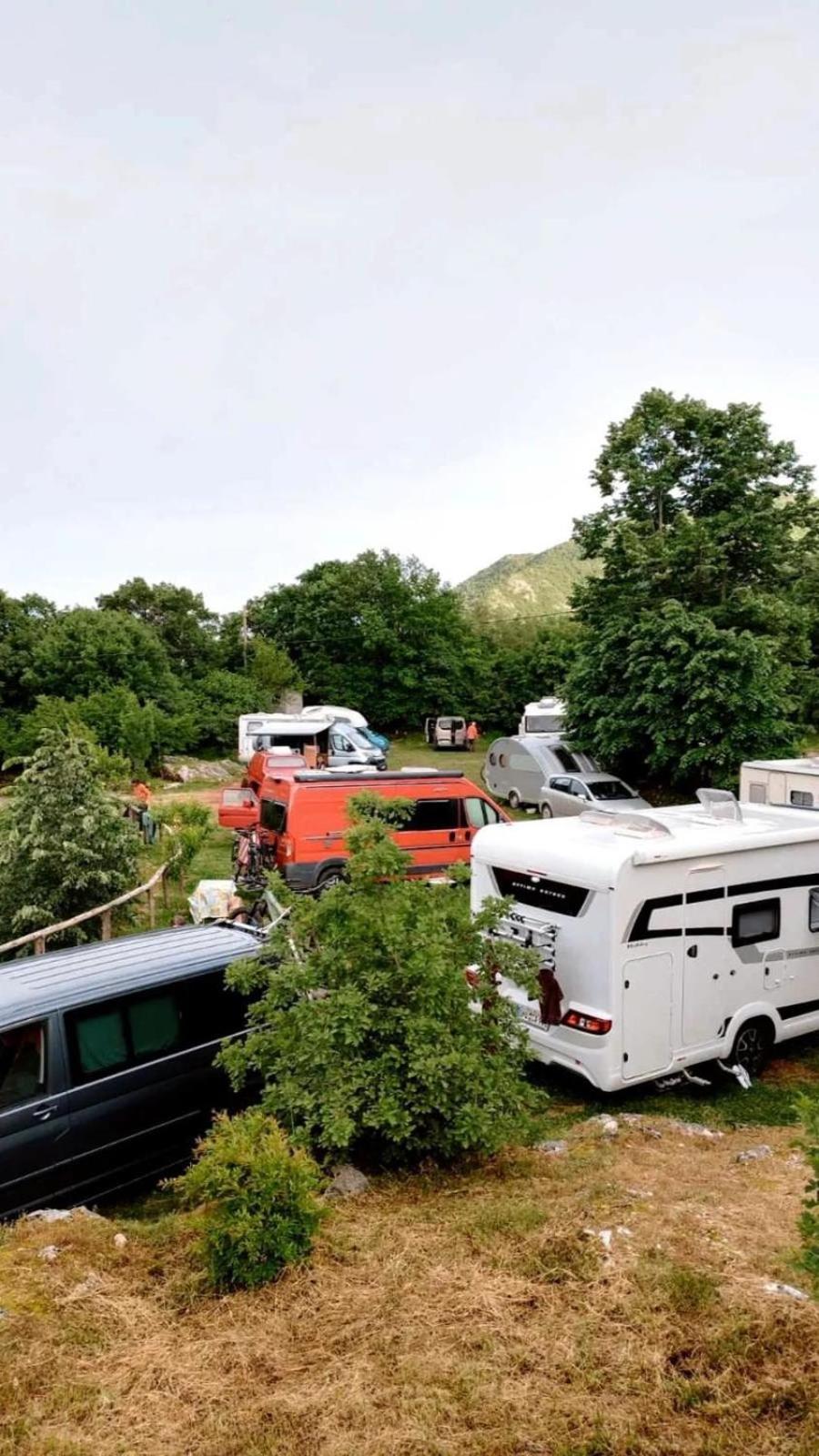 Camp Oaza,Lipa Hotell Cetinje Exteriör bild