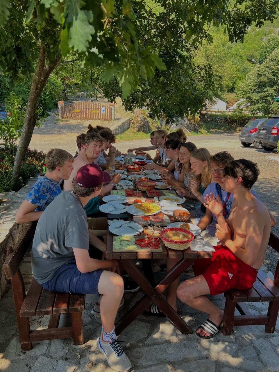 Camp Oaza,Lipa Hotell Cetinje Exteriör bild