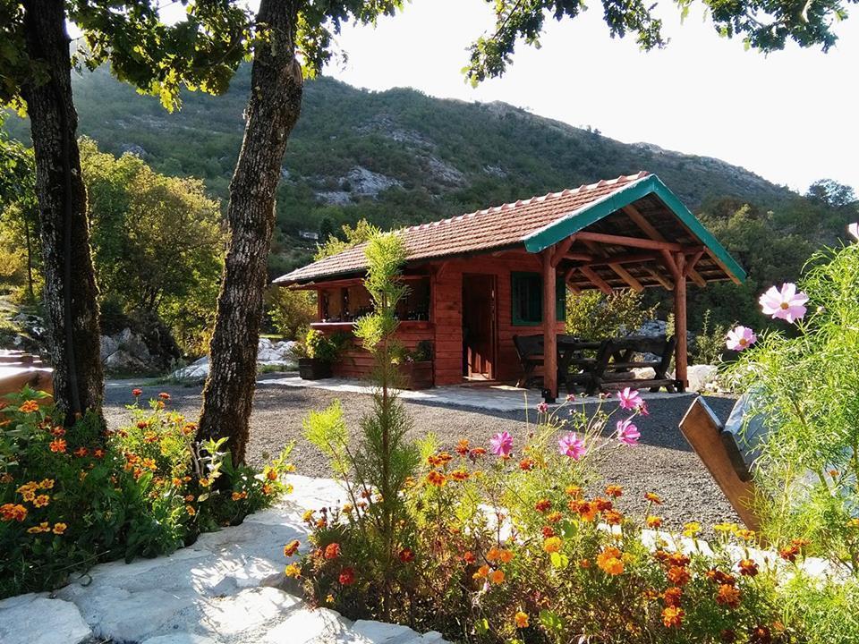 Camp Oaza,Lipa Hotell Cetinje Exteriör bild